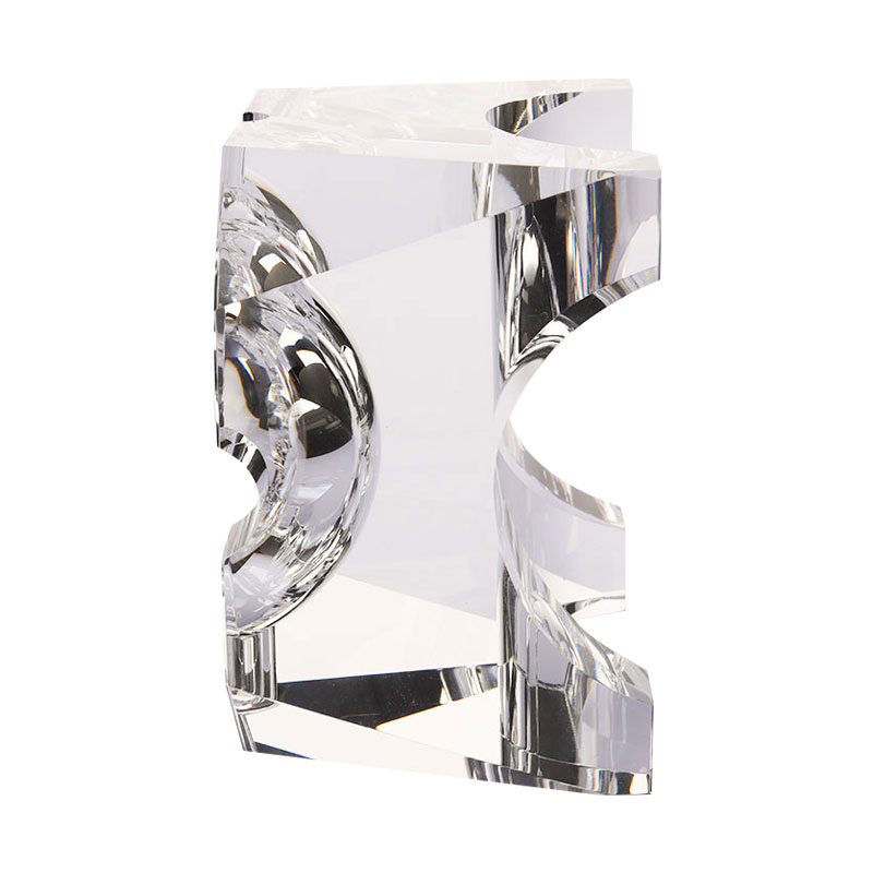 Prosta, geometryczna popielniczka z przezroczystego szkła kryształowego