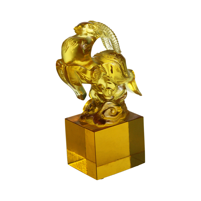 Złota, przezroczysta uszczelka ze szkła kryształowego w kształcie owcy