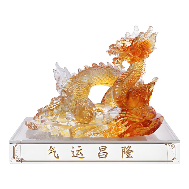 Dobrobytna fortuna – ozdoba z jasnobursztynowego kryształowego smoka Liuli