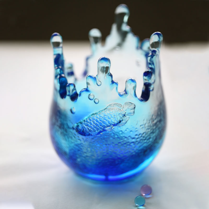 Ozdoby ze szkła w kolorze niebieskim z wygrawerowanymi wzorami ryb