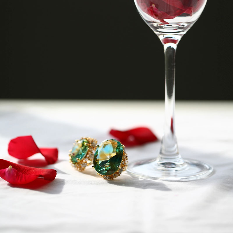 Zielone, szklane kolczyki ze złotymi nausznikami