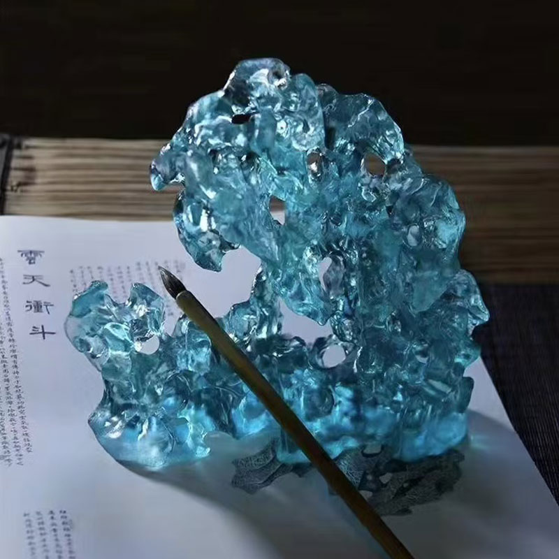 Ozdoby szklane w kształcie skałek w kolorze niebieskim