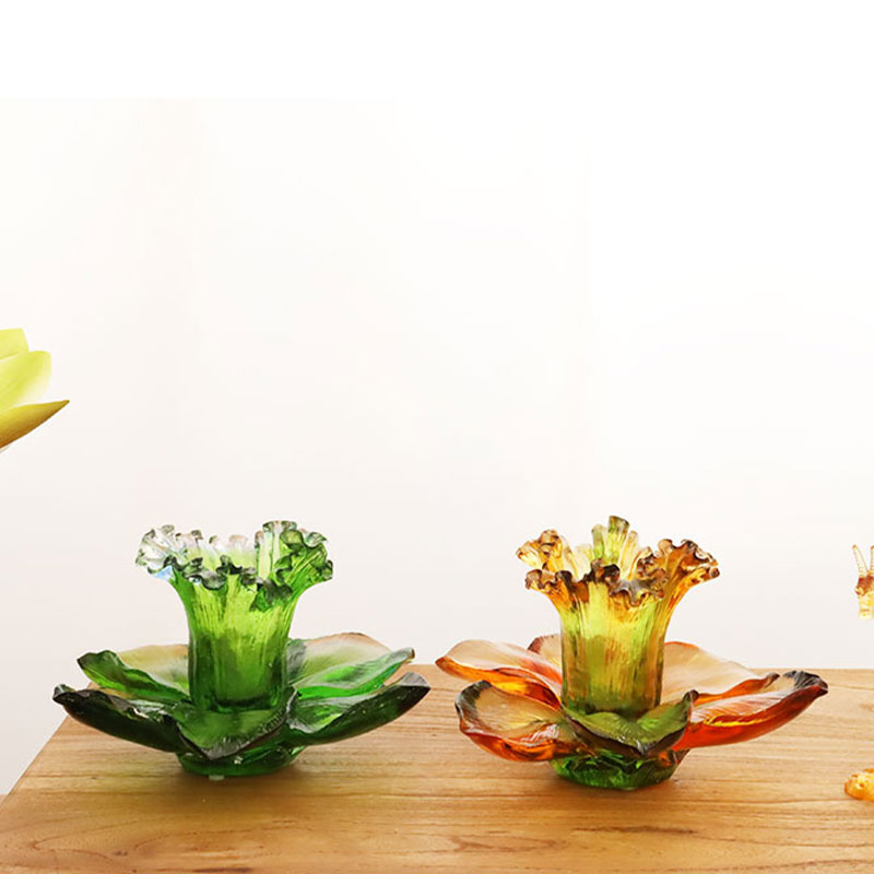 Szklany świecznik w kształcie płatka