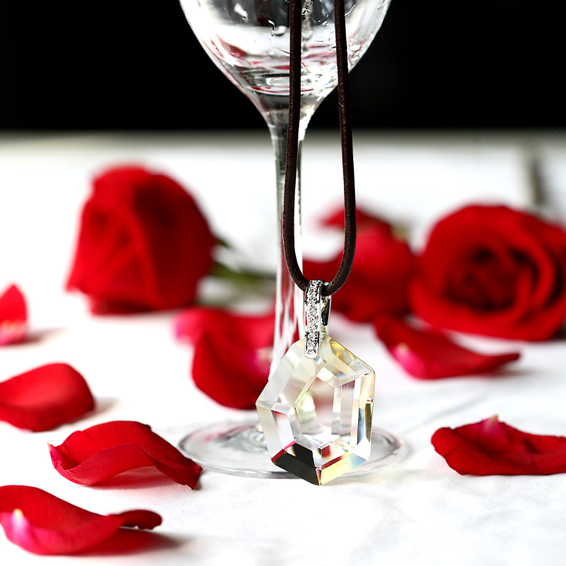 Naszyjnik w kolorze srebrnym z mocowaniem szklanej zawieszki