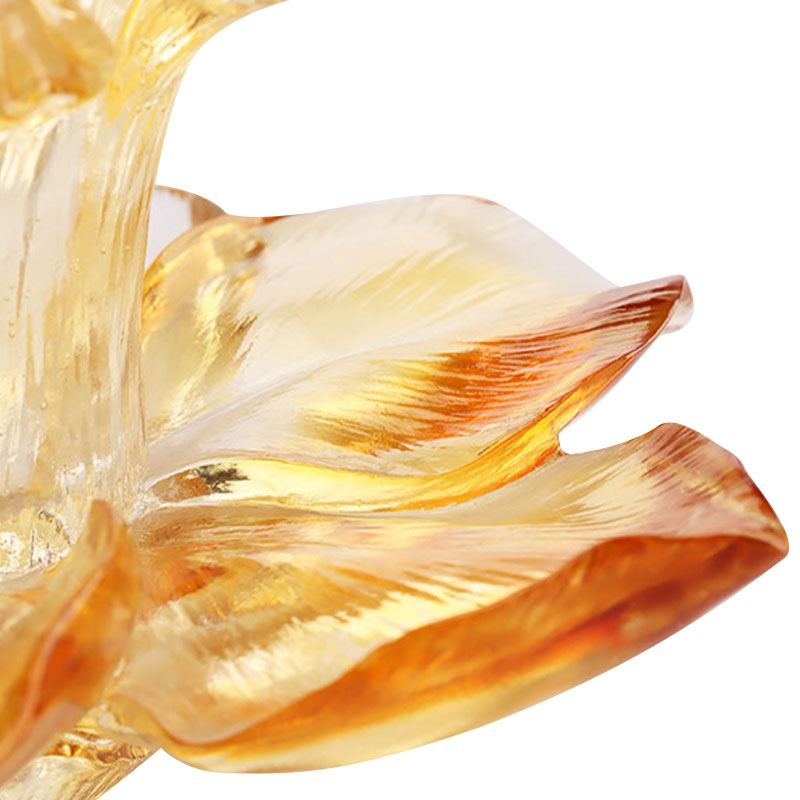 Szklany świecznik w kształcie płatka