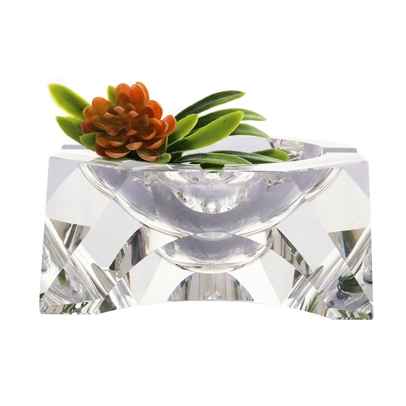 Prosta, geometryczna popielniczka z przezroczystego szkła kryształowego