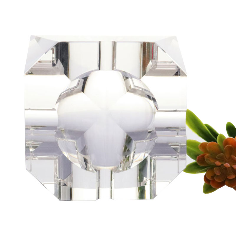 Prosta, geometryczna popielniczka z przezroczystego szkła kryształowego