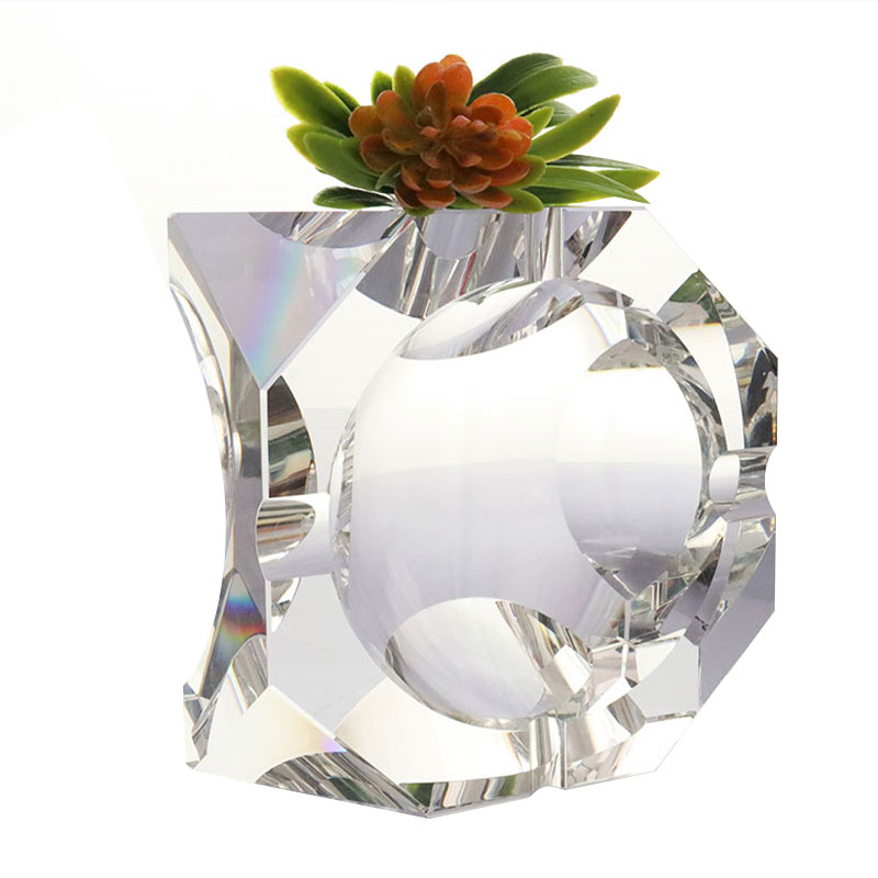 Prosta, geometryczna popielniczka z przezroczystego szkła kryształowego