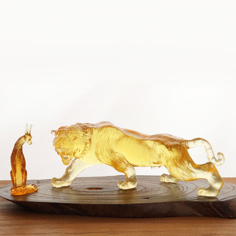 Ozdoby tygrysie z glazury w złotym kolorze