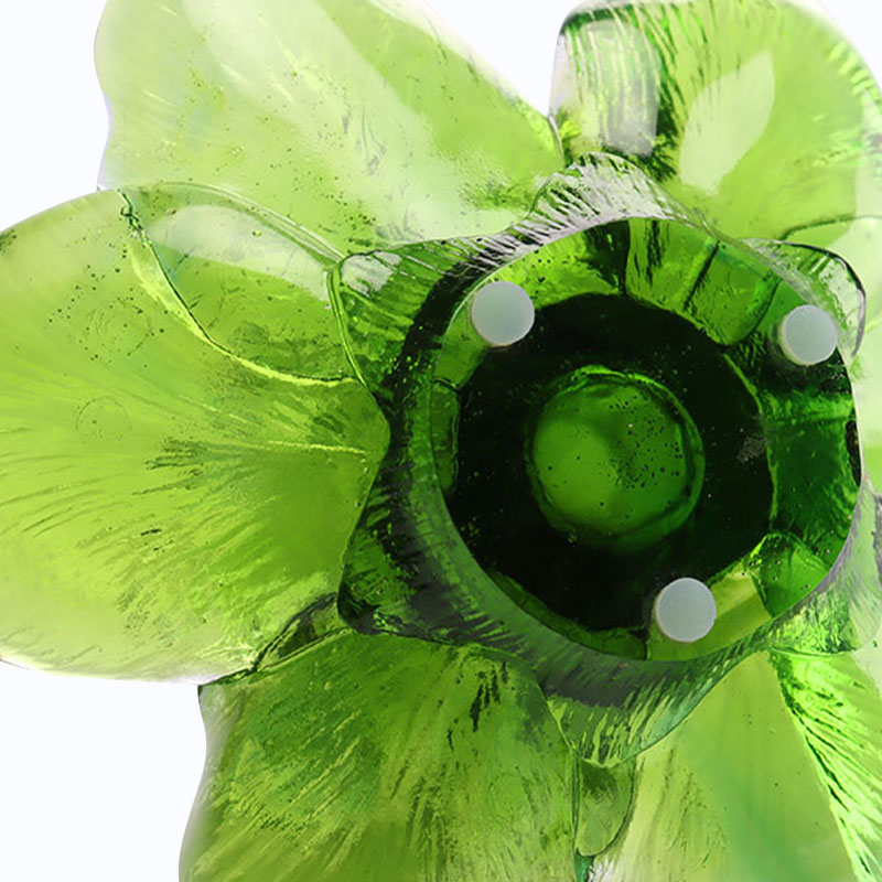 Szklany świecznik w kształcie płatka