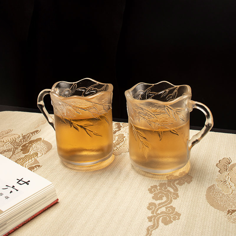 Szklane kubki z reliefowymi liśćmi bambusa z uchwytami