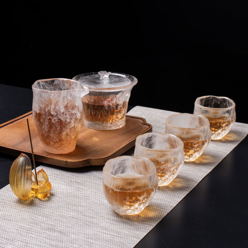 Zestaw przezroczystych filiżanek do herbaty z pokrywkami