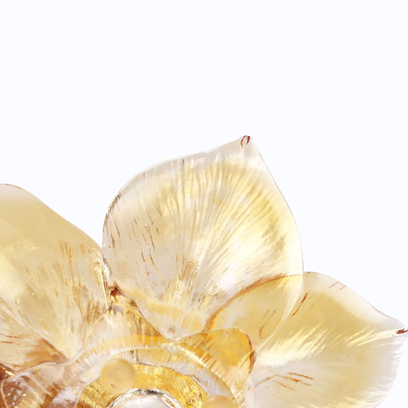 Szklany świecznik w kształcie płatka