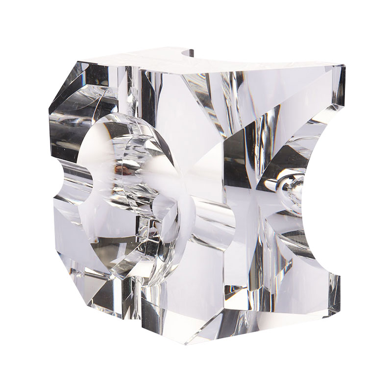 Prosta, geometryczna popielniczka z przezroczystego szkła kryształowego