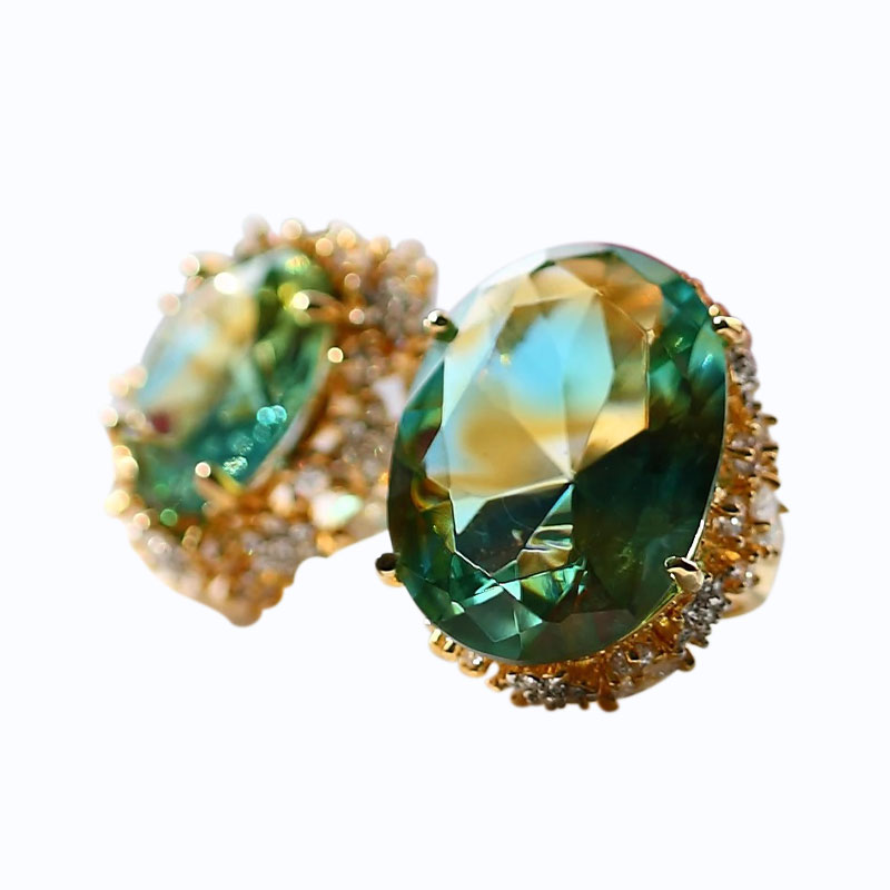 Zielone, szklane kolczyki ze złotymi nausznikami