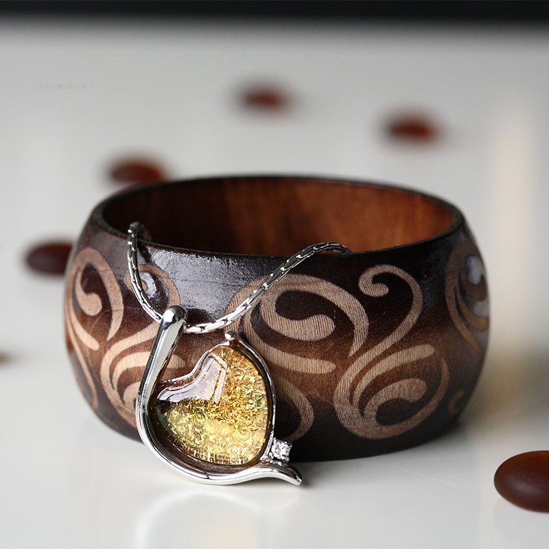 Elegancka bransoletka w kolorze srebrnym wysadzana szklaną zawieszką