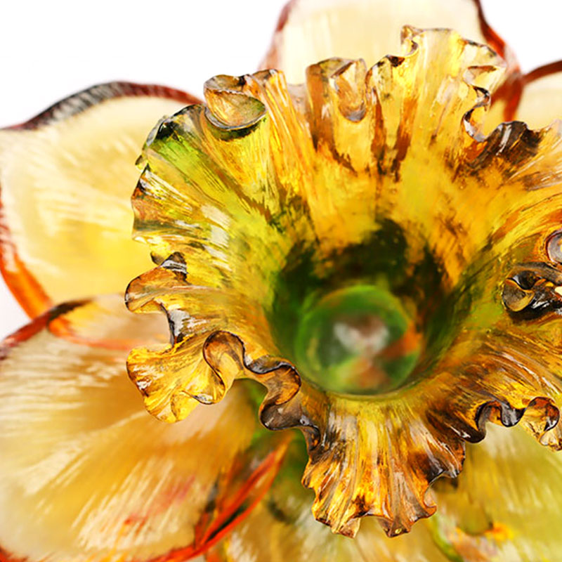 Szklany świecznik w kształcie płatka