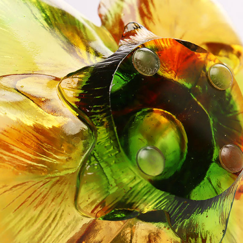 Szklany świecznik w kształcie płatka