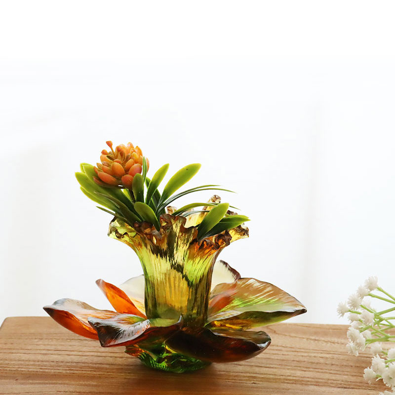 Szklany świecznik w kształcie płatka