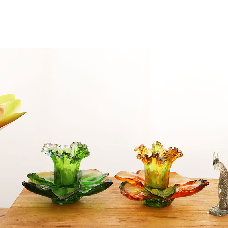 Szklany świecznik w kształcie płatka