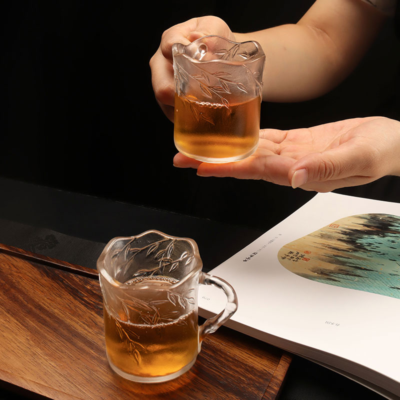 Szklane kubki z reliefowymi liśćmi bambusa z uchwytami