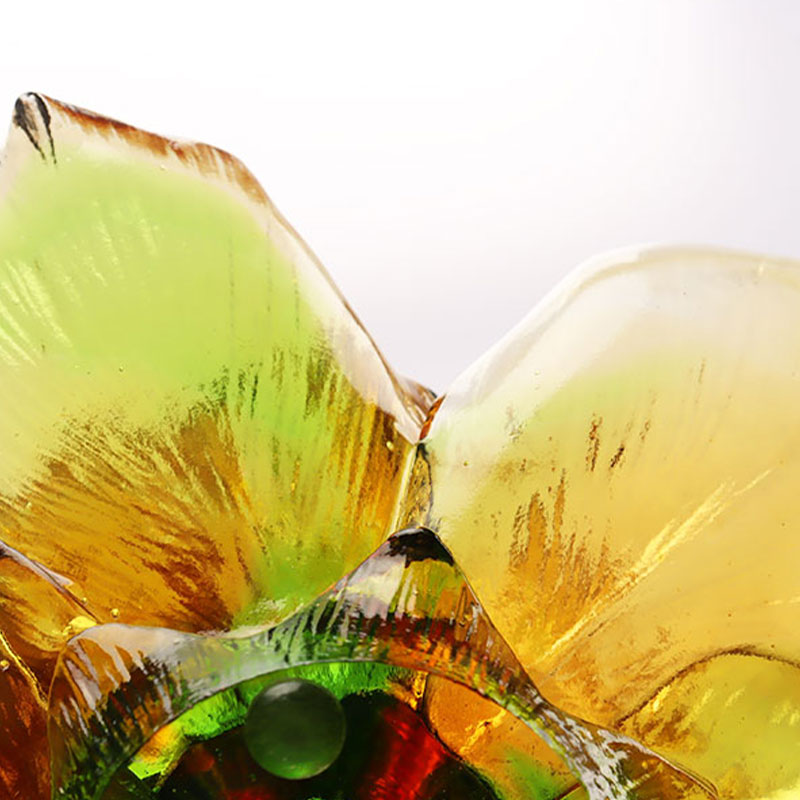 Szklany świecznik w kształcie płatka