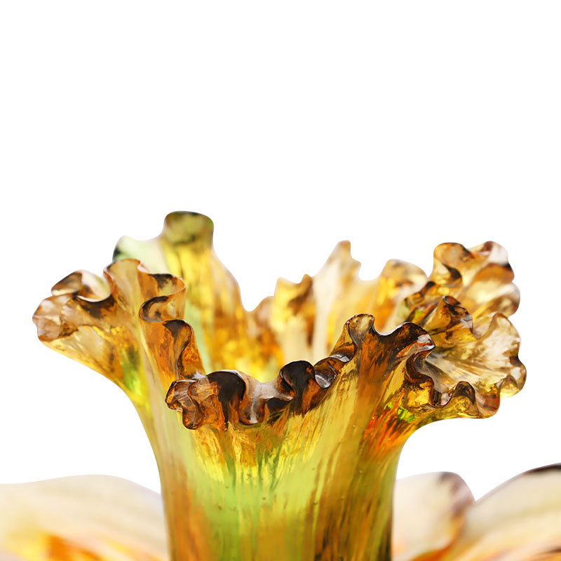 Szklany świecznik w kształcie płatka