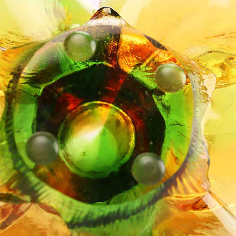 Szklany świecznik w kształcie płatka