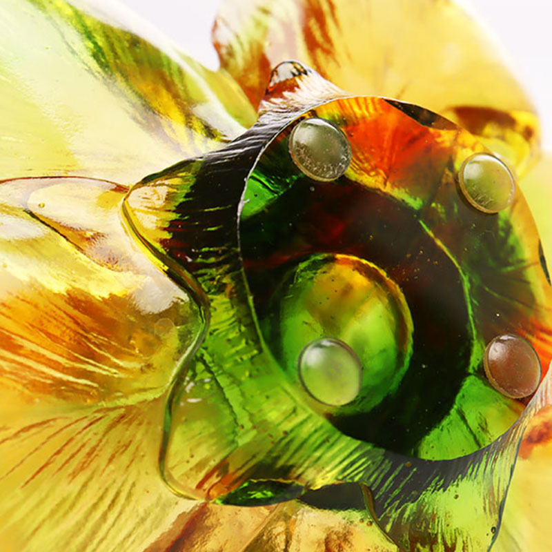 Szklany świecznik w kształcie płatka