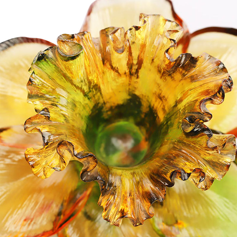 Szklany świecznik w kształcie płatka