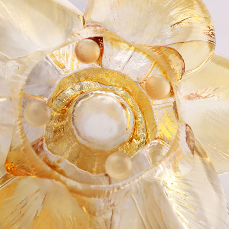 Szklany świecznik w kształcie płatka