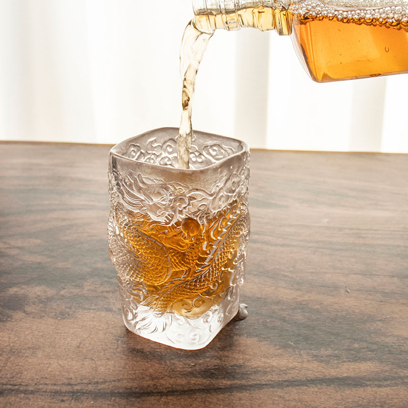 Antyczna filiżanka do wina ze szkła reliefowego ze smokiem, filiżanka do herbaty