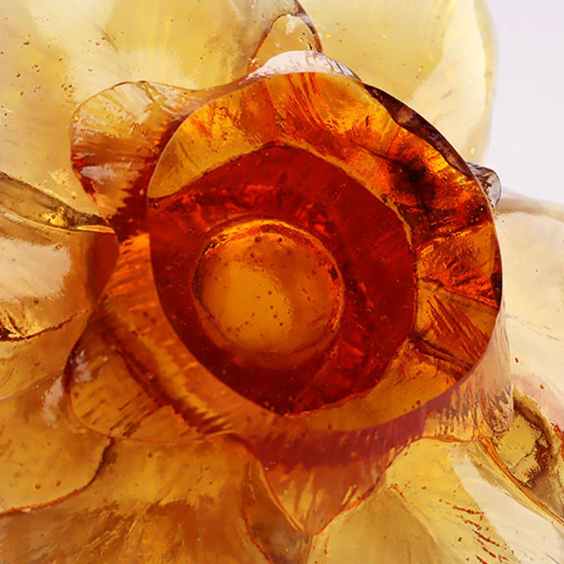 Szklany świecznik w kształcie płatka