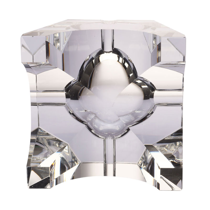 Prosta, geometryczna popielniczka z przezroczystego szkła kryształowego