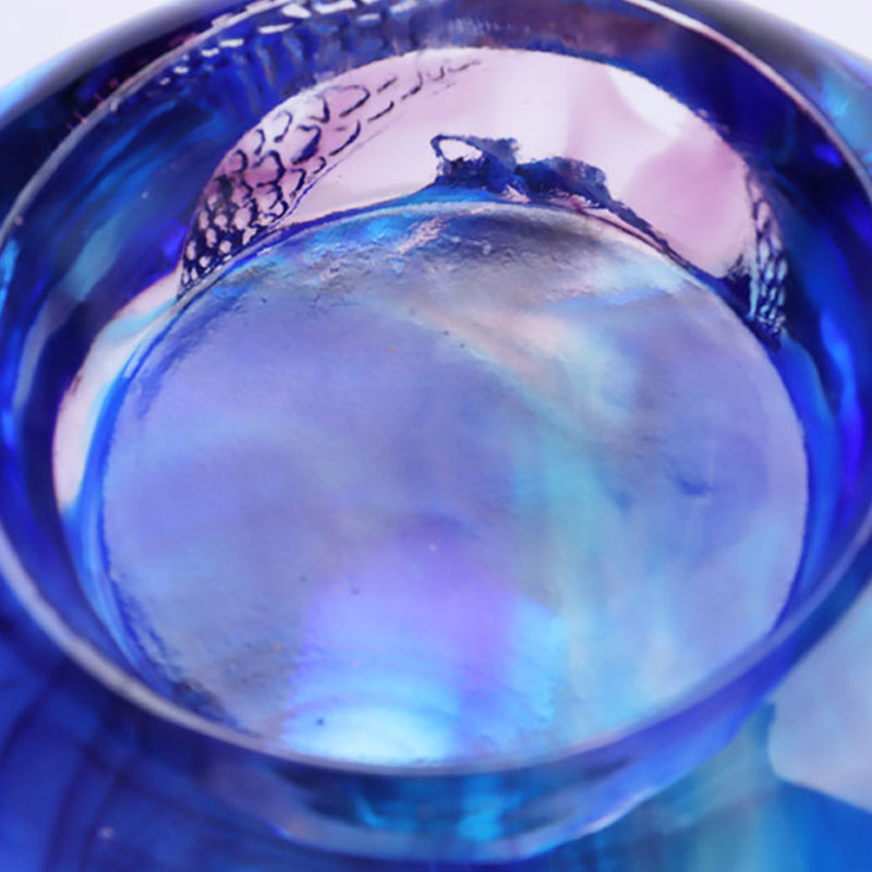 Świecznik rzeźbiony w kryształowym kolorze niebieskim szkliwem