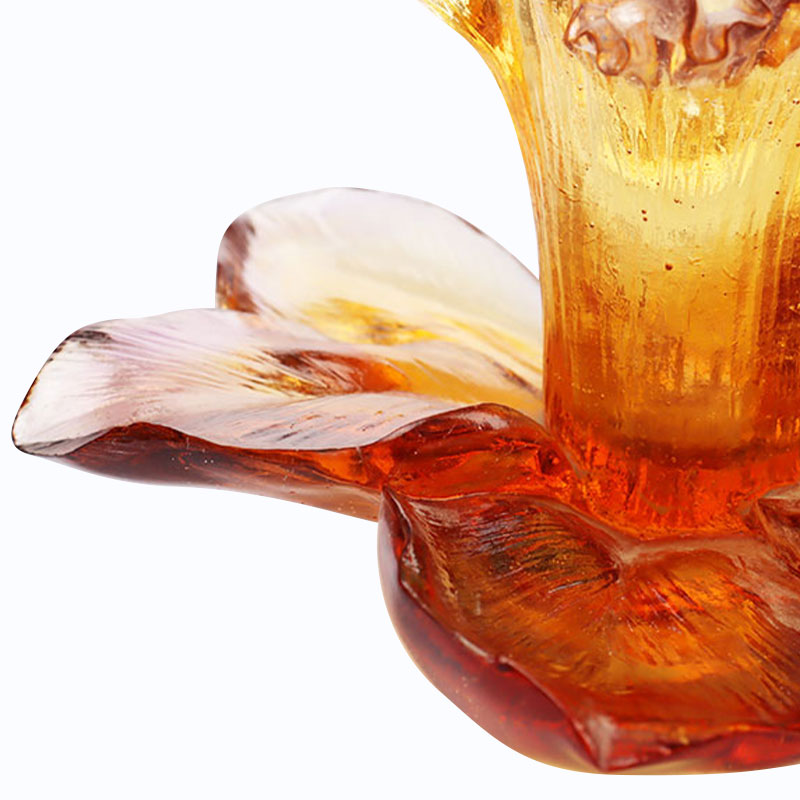 Szklany świecznik w kształcie płatka