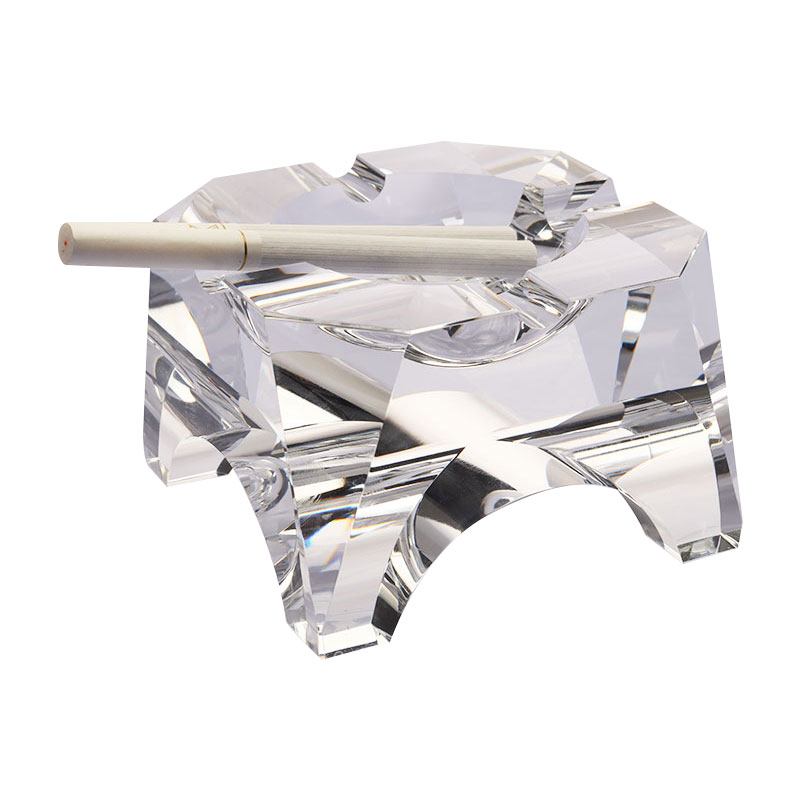 Prosta, geometryczna popielniczka z przezroczystego szkła kryształowego