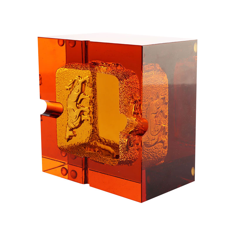 Popielniczka z czerwonego szkła z wykwintnymi wytłoczonymi wzorami zwierzęcymi