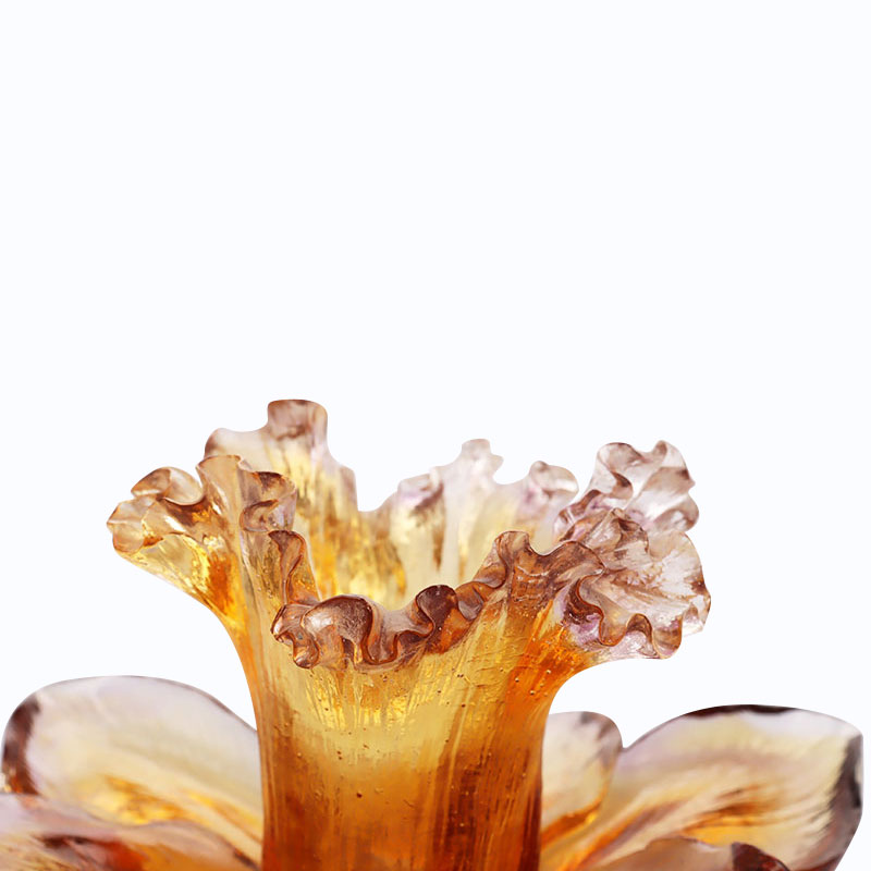 Szklany świecznik w kształcie płatka