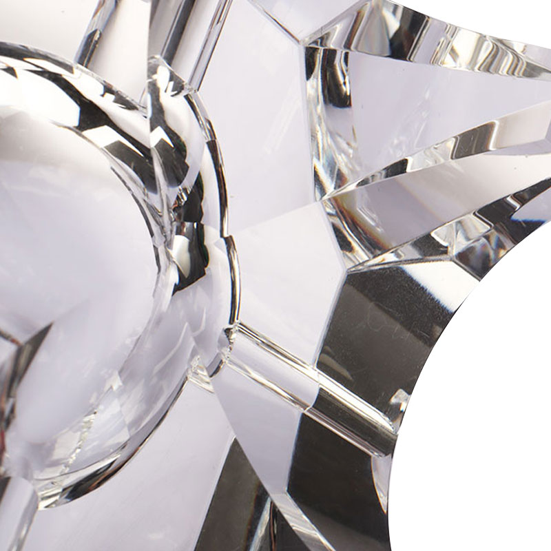 Prosta, geometryczna popielniczka z przezroczystego szkła kryształowego