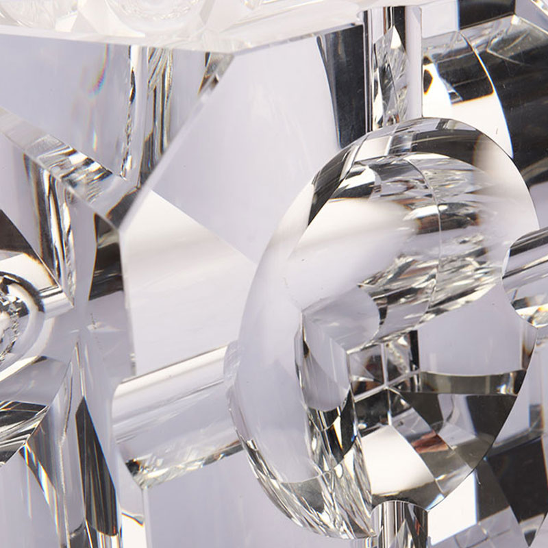 Prosta, geometryczna popielniczka z przezroczystego szkła kryształowego