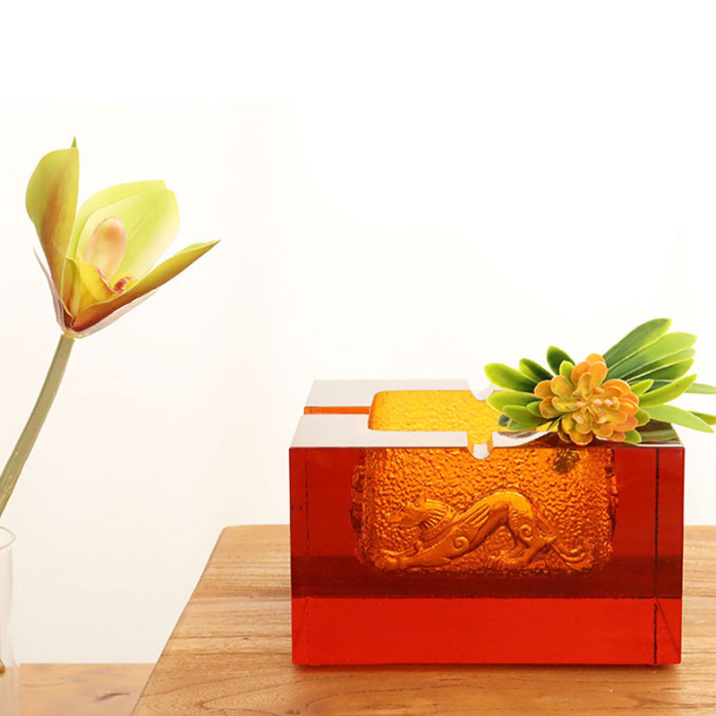 Popielniczka z czerwonego szkła z wykwintnymi wytłoczonymi wzorami zwierzęcymi