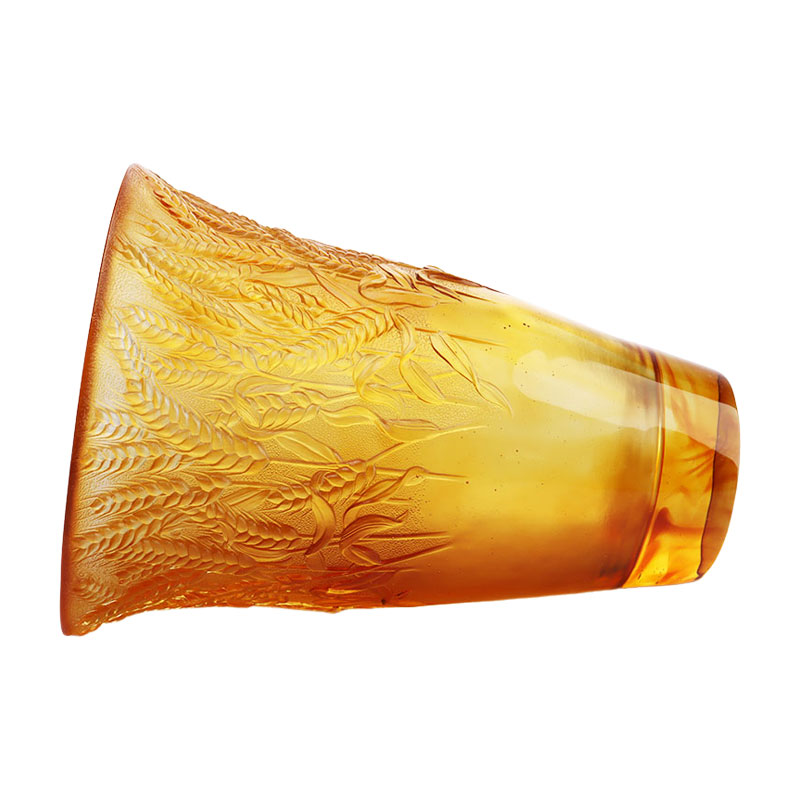 Wazon ze szkła bursztynowego z wytłoczonymi kłosami pszenicy