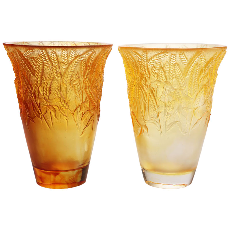 Wazon ze szkła bursztynowego z wytłoczonymi kłosami pszenicy