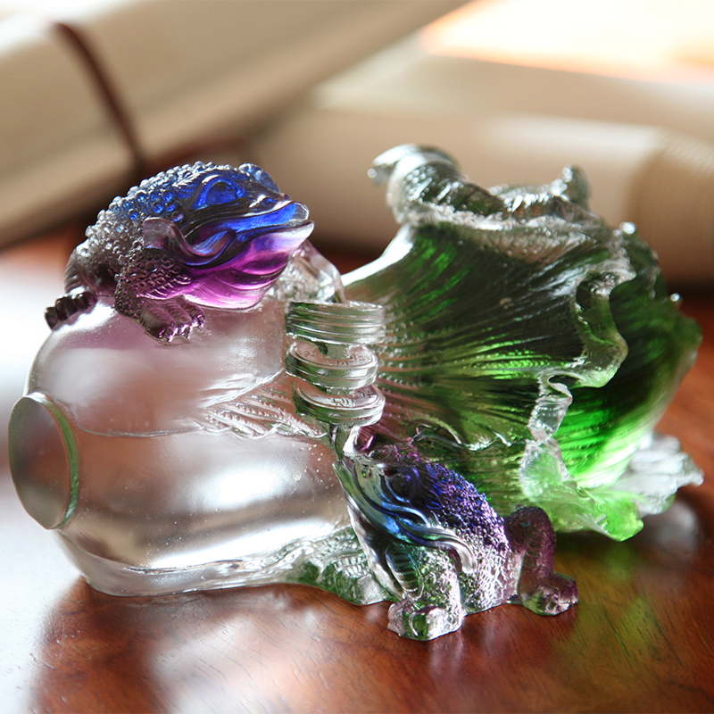 Ozdoby ze złotej ropuchy ze szkła kryształowego