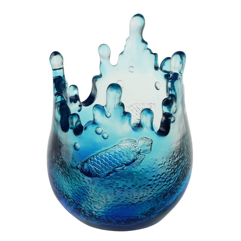 Ozdoby ze szkła w kolorze niebieskim z wygrawerowanymi wzorami ryb