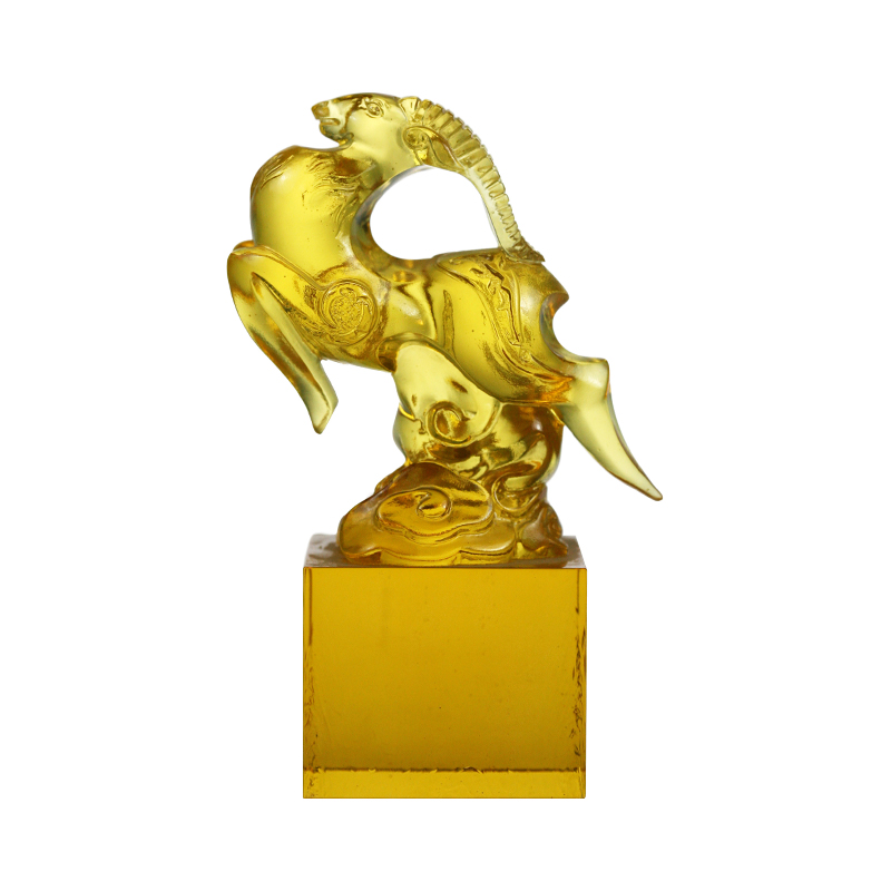 Złota, przezroczysta uszczelka ze szkła kryształowego w kształcie owcy