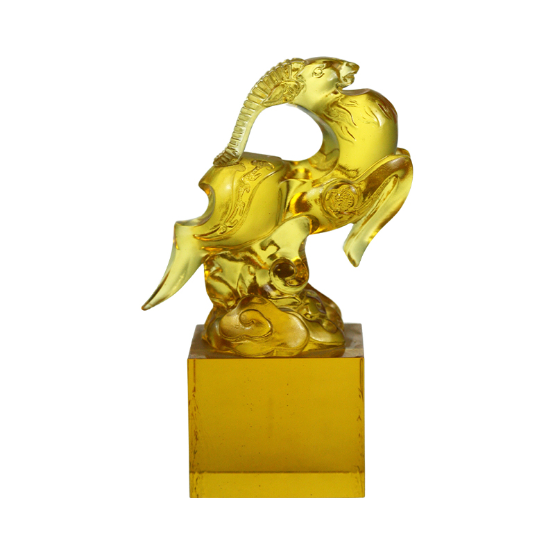 Złota, przezroczysta uszczelka ze szkła kryształowego w kształcie owcy