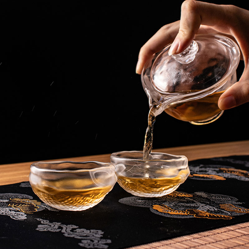 Przezroczysty szklany zestaw do herbaty z czajniczkiem i filiżanką herbaty