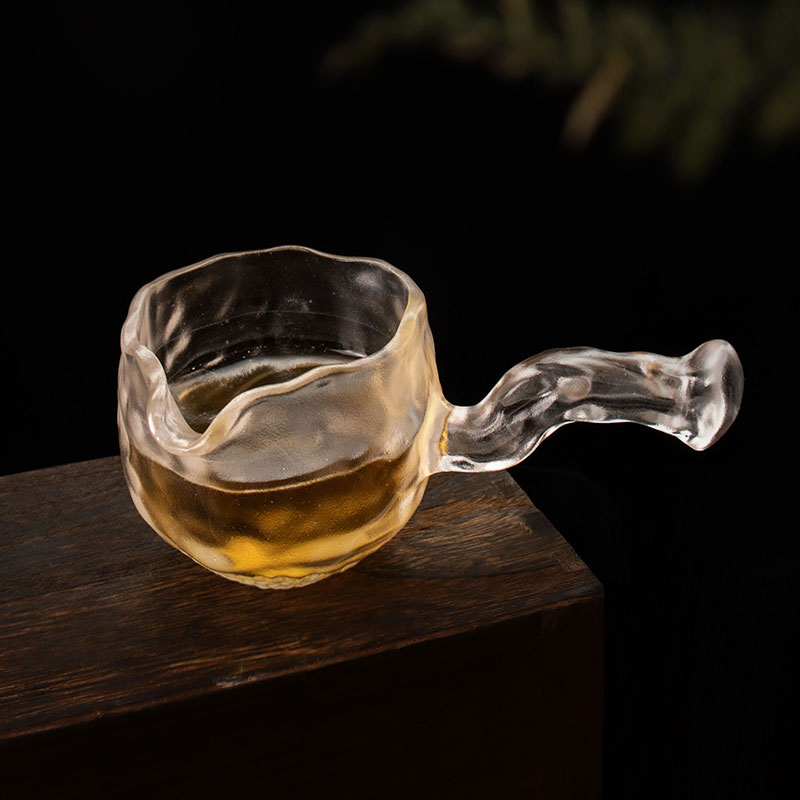 Przezroczysty szklany zestaw do herbaty z czajniczkiem i filiżanką herbaty